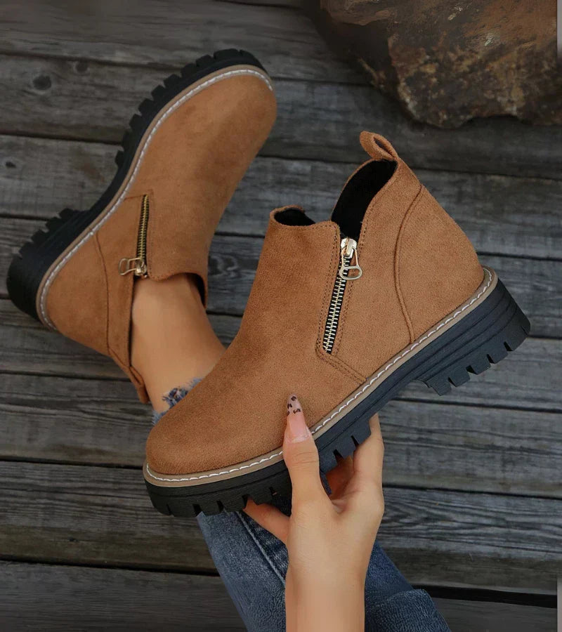 Botas ortopédicas Angela de Vibes Madrid, modelo AURDONNA, en color negro, con cierre y suela antideslizante para mujeres.