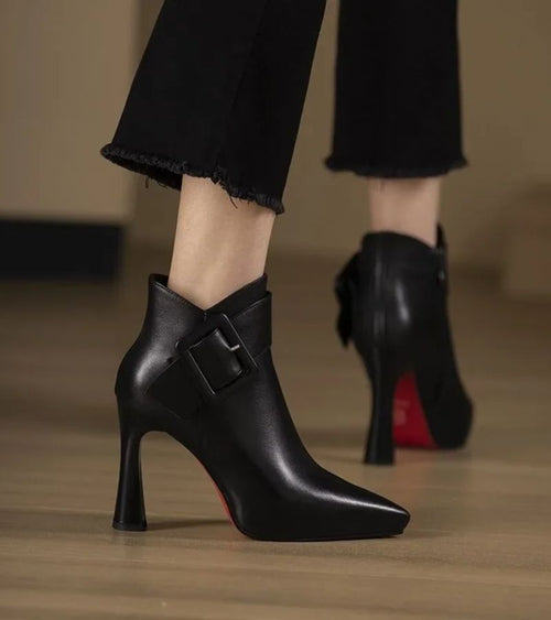 Botas de tacón grandes AURDONNA de Vibes Madrid, con hebilla destacada y diseño elegante en cuero negro.