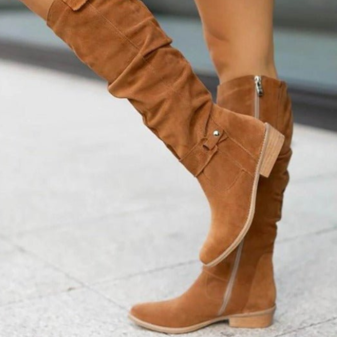 Botas de cuero Alison de Vibes Madrid, elegantes y cómodas, con diseño moderno y acabado de alta calidad en color negro.