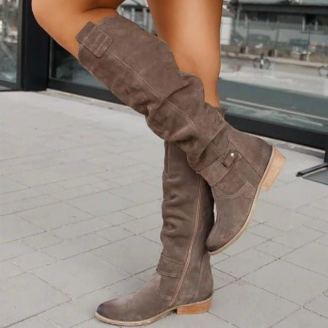 Botas de cuero Alison de Vibes Madrid, elegantes y cómodas, con diseño clásico y acabado en cuero negro.