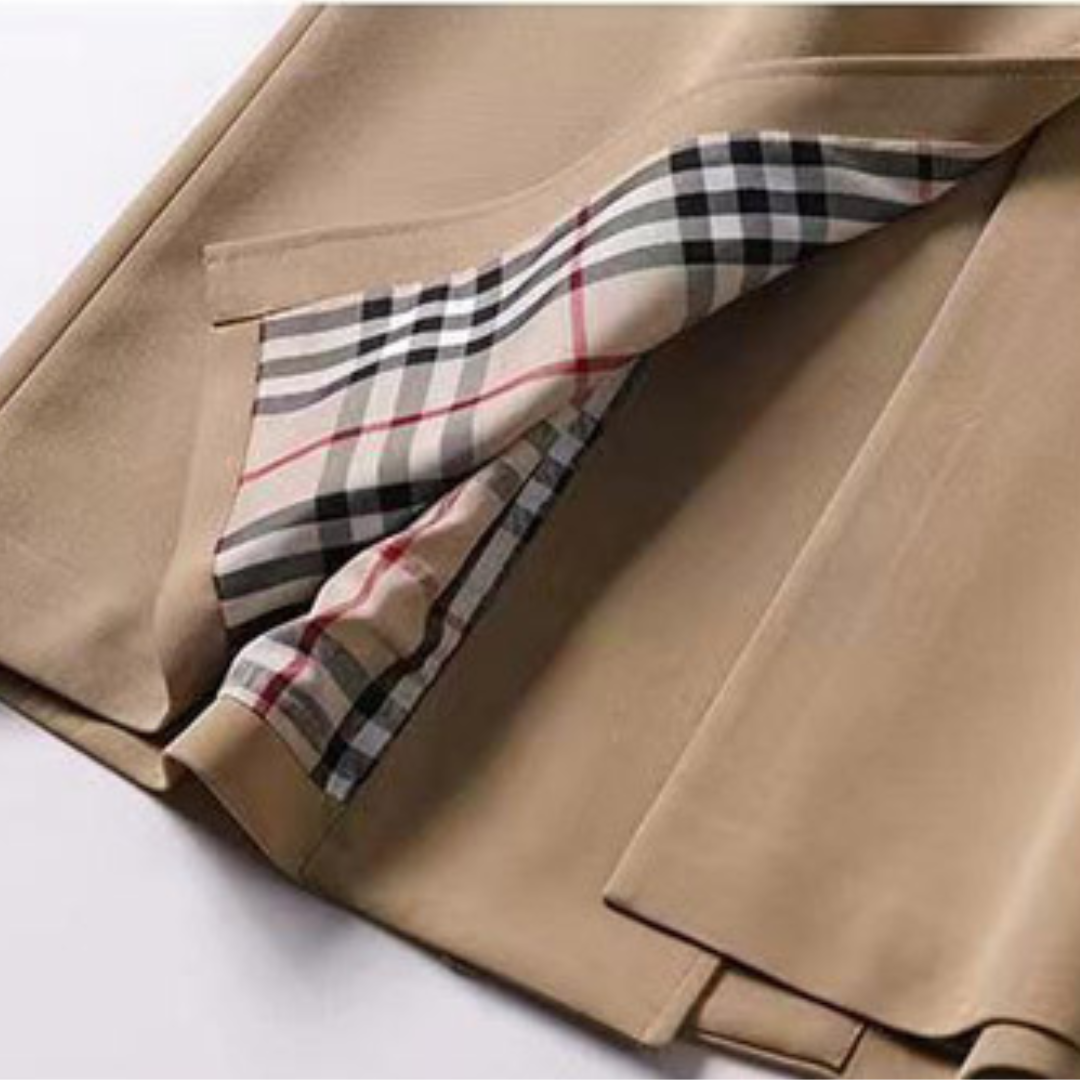 Abrigo trench elegante de la marca Vibes Madrid, jaca de estilo clásico con cinturón y cuello, en color neutro.