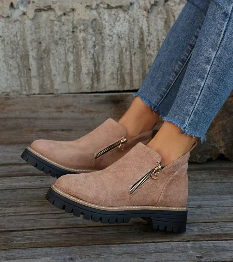 Botas ortopédicas Angela de Vibes Madrid, modelo AURDONNA para mujeres, en color negro con suela cómoda y diseño elegante.