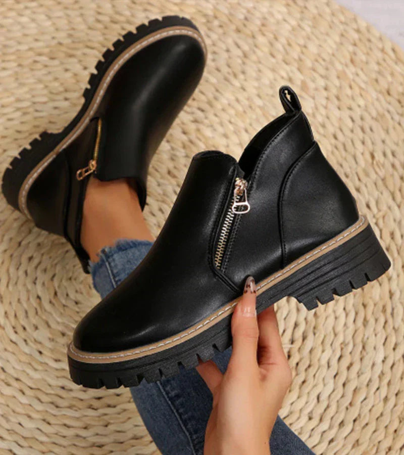 Botas ortopédicas Angela de Vibes Madrid para mujeres, modelo AURDONNA, en color negro, con suela acolchada y diseño cómodo.