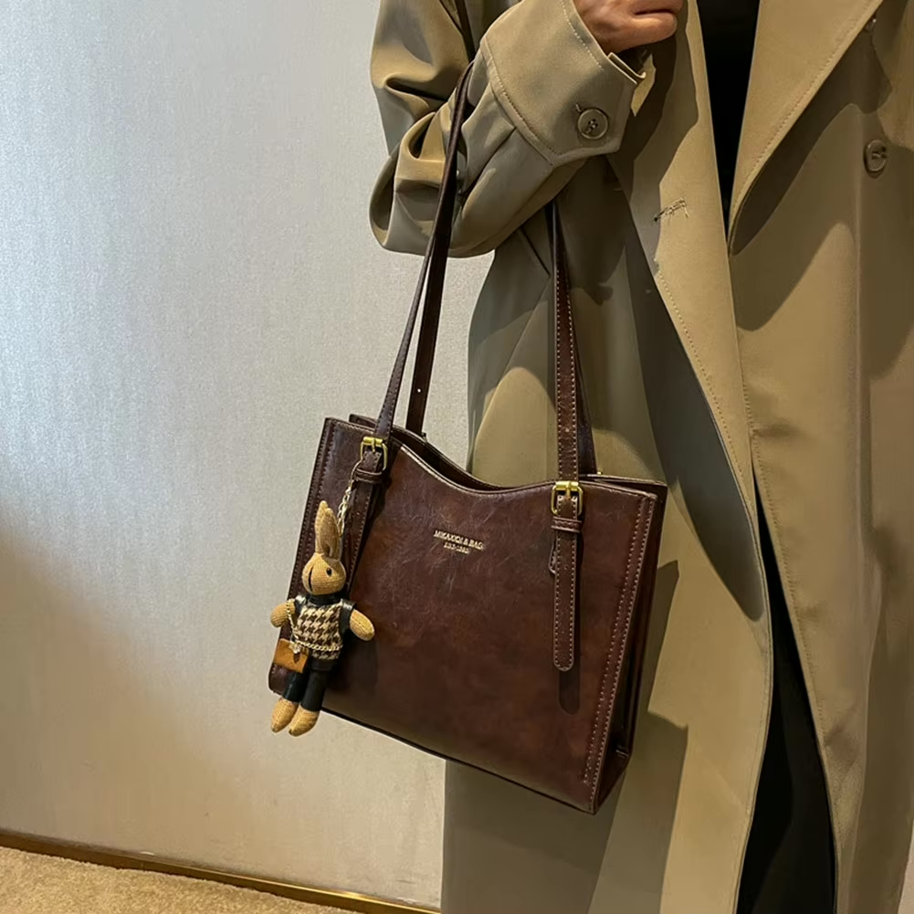 Bolso de hombro Vibes Madrid Emma, schoudertas en cuero con asas ajustables y compartimentos internos visibles.