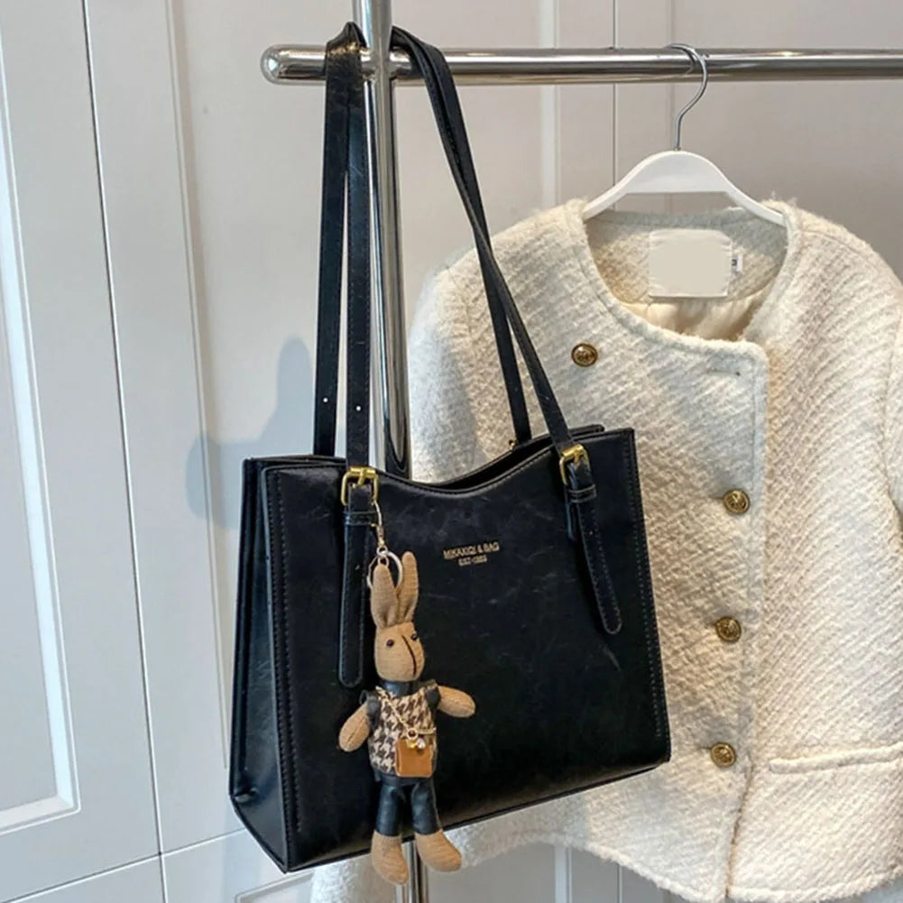 Bolso de hombro Emma de Vibes Madrid, schoudertas en cuero con asa ajustable y detalles elegantes, en tonos neutros.