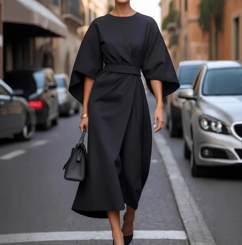 Vestido celeste de la marca Vibes Madrid, estilo abiti, con diseño elegante y corte moderno, en la imagen.