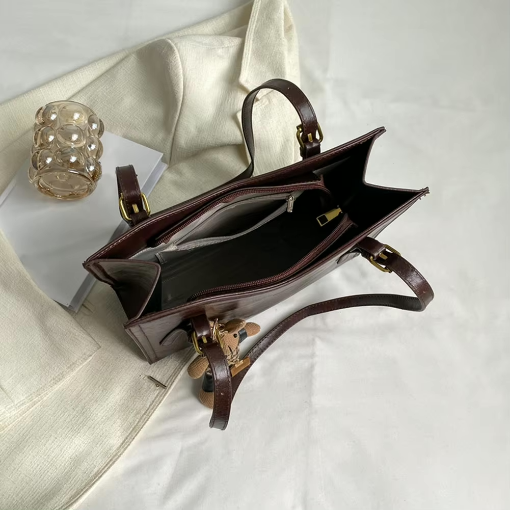 Bolso de hombro Vibes Madrid Emma, bolso tipo schoudertas en cuero marrón con correa ajustable y detalles elegantes.