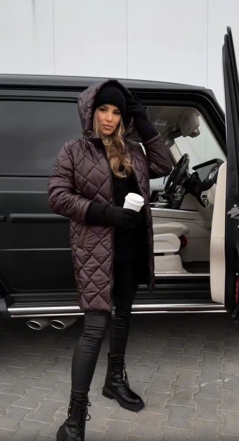 Abrigo de plumas elegante Vibes Madrid Bogna con capucha y diseño moderno, en color oscuro, mostrado en la imagen.