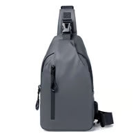 Bolso lateral impermeable Vibes Madrid con diseño compacto y resistente al agua, ideal para uso diario y viajes.